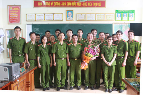 Đồng chí Thiếu tướng, TS. Đặng Xuân Khang – Phó Giám đốc Học viện, tặng hoa chúc mừng ngày kỷ niệm 16 năm thành lập khoa Cảnh sát phòng, chống tội phạm về ma túy